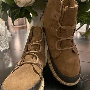WOMEN’S SOREL BOOTS YSize: 8.   NEW w/out TAGS
